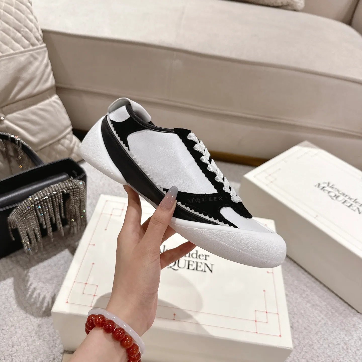 👟👟Ex-factory price 600👟👟 Men's size +10 2025 McQueen's new AIexanderMcQUEEN✅ The original quality has been certified! The original version is reproduced 1:1, and the latest lace-up casual shoes are released simultaneously. • McQueen logo • Round toe box • Lightweight segmented sole design, made of imported stretch breathable fabric + grained cowhide, soft inner lining and insole, comfortable for walking and not stuffy on the feet. Five colors: black/white·white·off-white·black/brown·yellow Fabric: grained cowhide + stretch fabric + cow suede Insole: imported sheepskin Women’s model: 35–40 (40 for women is not returnable) Men’s model: 39–45 (45 for men is not returnable)